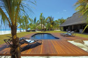 paradisischer pool einer villa im beachcomber dinarobin golf & spa resort auf mauritius