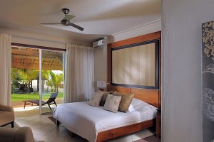 wunderschönes modernes schlafzimmer im beachcomber dinarobin golf & spa auf mauritius
