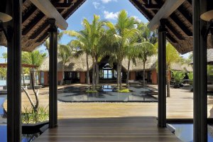 wunderschöner eingang im beachomber dinarobin golf & spa resort auf mauritius