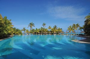 grosser erfrischender pool im beachcomber dinarobin golf & spa auf mauritius