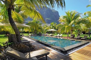 paradisischer pool im beachcomber dinarobin golf & spa auf mauritius