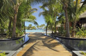 idyllischer zugang zum pool im beachcomber dinarobin golf & spa resort auf mauritius