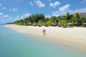 weisser sandstrand und palmen im beachomber dinarobin golf & spa auf mauritius