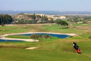 herrlicher golfplatz für das perfekte spiel Donnafugata Golf sizilien italien mit golfbag