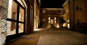 Italien Sizilien Donnafugata Golf & Spa Resort beleuchtete terrasse in romantischer abendstimmung