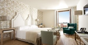 Italien Sizilien Donnafugata Golf & Spa Resort helle und freundliche Deluxe zimmer mit balkon
