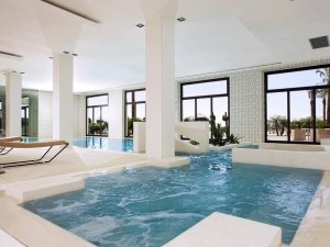Italien Sizilien Donnafugata Golf & Spa Resort erholung pur im spa bereich und am Indoor Pool mit massagedüsen