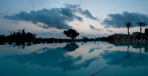 Italien Sizilien Donnafugata Golf & Spa Resort faszinierender Outdoor Pool in der abendstimmung