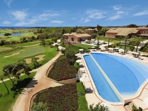 Italien Sizilien Donnafugata Golf & Spa Resort eine kleine erfischung im grossen Pool