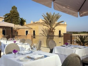 Italien Sizilien Donnafugata Golf & Spa Resort Restaurant Il Carrubo terrasse mit wunderschönem blick über die anlage