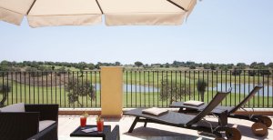 Italien Sizilien Donnafugata Golf & Spa Resort Suite Balkon mit herrlichem Ausblick auf den hoteleigenen Golfplatz 