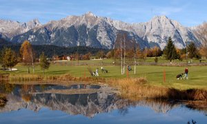 golf spielen in impossanter bergkulisse und spiegelndem see am golfclub seefeld