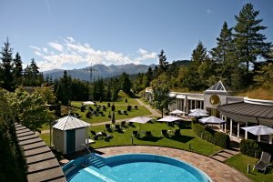 oesterreich Seefeld Dorint Alpin Resort malerischer Ausblick mit Outdoor Pool und Bergpanorama 