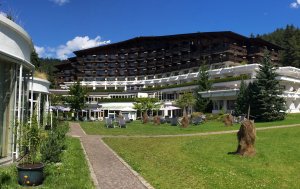 oesterreich Seefeld Dorint Alpin Resort blick vom grossen garten auf das hotelgebaude