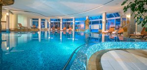 oesterreich Seefeld Dorint Alpin Resort grosser Indoor Pool zum schwimmen