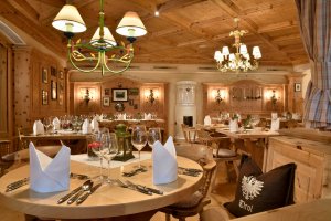 oesterreich Seefeld Dorint Alpin Resort ländliches flair im Restaurant Zirbenstube mit bestem essen