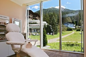 oesterreich Seefeld Dorint Alpin Resort Spa & Wellness Schoenheitsanwendungen genissen bei herrlichem ausblick auf die Alpen