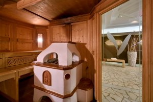oesterreich Seefeld Dorint Alpin Resort Wellnessbereich entspannung pur in der Sauna 