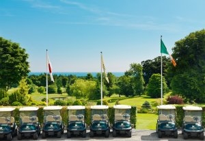 wunderschöner golf course mit buggys des druids glen resorts irland europa