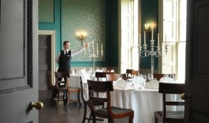 Europa Irland County Wicklow Druids Glen Golf Resort perfekt eingedeckte Tische im Dining Salon für Veranstaltungen