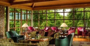 Europa Irland County Wicklow Druids Glen Golf Resort gemütlicher Pavillion mit herrlichem Blick ins Grüne