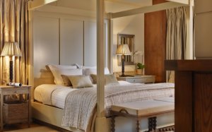 Europa Irland County Wicklow Druids Glen Golf Resort luxoriöse Presidential Suite mit hellem Schlafzimmer