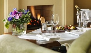 Europa Irland County Wicklow Druids Glen Golf Resort Suite Roomservice für private stunden vor dem kamin
