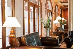 Spanien Fuerteventura Elba Palace & Golf Resort Lobby mit gemütlichen und eleganten Ledermoebeln