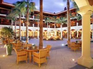 Spanien Fuerteventura Elba Palace & Golf Resort Patio Canario mit gemütlichen Sitzgelegenheiten im Innenhof
