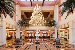 Spanien Fuerteventura Elba Palace & Golf Resort luxorioese Rezeption und Eingangshalle mit Kronleuchter