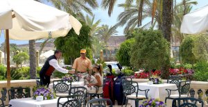 Spanien Fuerteventura Elba Palace & Golf Resort Restaurant Terasse mit schoenem Golfplatzblick