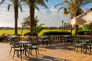 Spanien Fuerteventura Elba Palace & Golf Resort kleine Snacks zwischendurch auf der Terrasse mit Ausblick auf den Golfplatz 