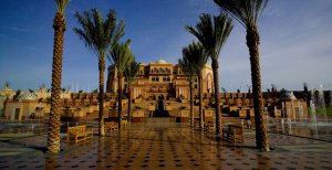 beeindruckende auffahrt zum haupteingang im Kempinski Emirates Palace abu dhabi
