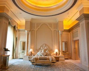 luxus suite mit grossem schlafzimmer im Kempinski Emirates Palace in abu dhabi