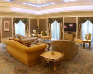 elegantes wohnzimmer einer suite im Kempinski Emirates Palace in abu dhabi