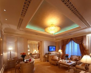 luxuriöses schlafzimmer einer suite im Kempinski Emirates Palace in abu dhabi