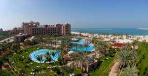 traumhafter ausblick auf den strand und pool im Kempinski Emirates Palace in abu dhabi
