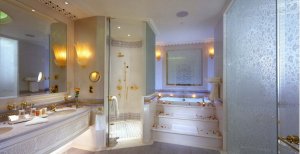 luxuriöses badezeimmer einer suite im Kempinski Emirates Palace in abu dhabi