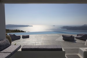 herrlicher meerblick von oben bei sonnenschein über die große terrasse mit eigenem pool der privaten luxus villa erosantorini