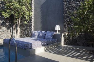 kleine gemütliche lounge im innenhof der luxus villa erosantorini mit eigenem privatem pool