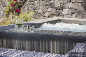 nahaufnahme des privaten jacuzzi in der private villa erosantorini auf der sonnenterrasse mit sektgläsern laden zum entspannen ein
