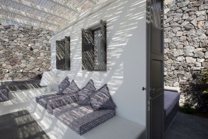 gemütliche lounge auf der terrasse im schatten mit blick auf das meer in der privaten villa erosantorini