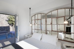 gemütliches schlafzimmer mit privatem pool zugang und heller einrichtung in der eigenen privat villa erosantorini