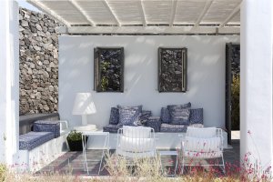 gemütliche terrasse mit sitzecke und pergola auf santorin in der privaten villa erosantorini