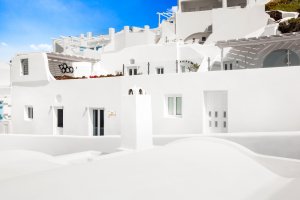 außenansicht der wunderschönen weißen villa erossea unter blauem himmel auf santorini im typischen griechischem design erbaut als private luxus villa