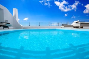 heller und moderner pool der luxus villa erossea unter strahlend blauem himmel auf santorini