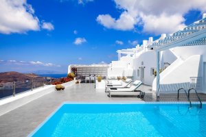 großes sonnendeck mit sonnenliegen und modernem pool auf der terrasse der privaten luxusvilla erossea mit blick auf das mittelmeer
