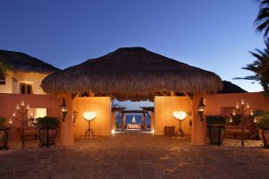 luxuriöser eingang im stilvollen resort esperanza relais & chateaux los cabos mexiko