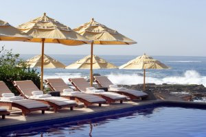 grosser pool mit meerblick im luxus resort esperanza relais & chateaux los cabos mexiko