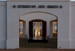 eleganter eingang in der luxus estancia vik in jose ignacio uruguay lateinamerika